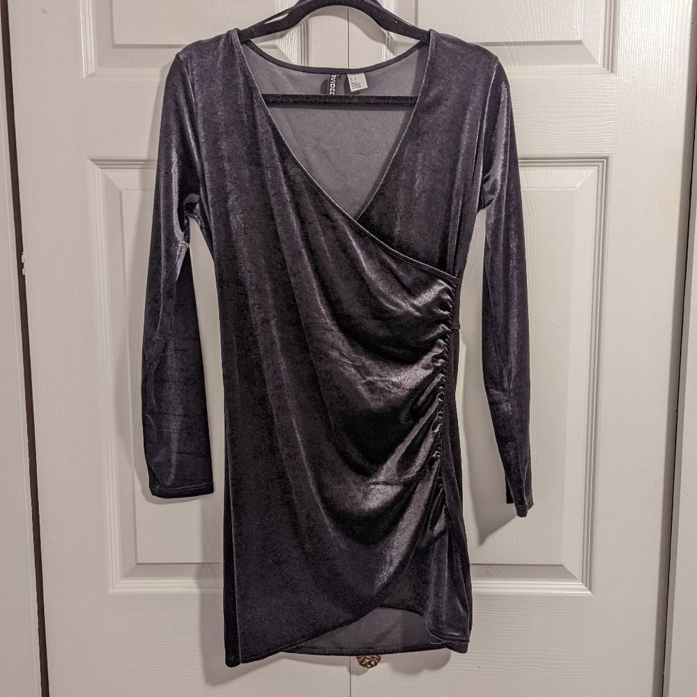 H&M black velvet long sleeve mini dress